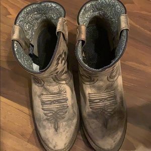 RARE Find! Women’s cowboy booties size 10